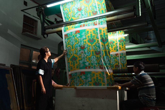 C&ocirc;ng đoạn in tại xưởng của Lụa tơ v&agrave;ng