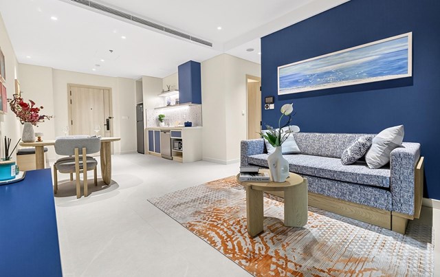 Ph&ograve;ng kh&aacute;ch căn hộ mẫu 1 PN The Sunset. Ảnh: &Aacute;nh Dương. &nbsp;