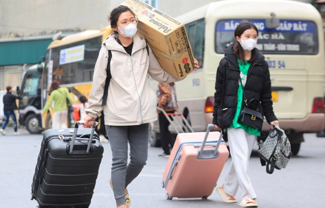 Khan hiếm vé tàu xe: Nỗi lo thường niên của người dân xa quê - Ảnh 3