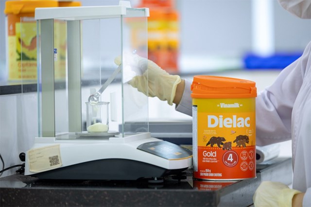 Vinamilk chủ động thiết lập ti&ecirc;u chuẩn nội bộ khắt khe để bảo vệ sức khỏe đường d&agrave;i của thế hệ tương lai. Ảnh: Vi Nam