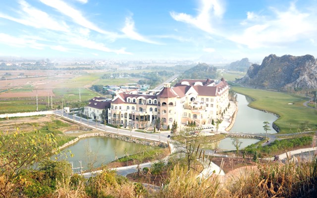 Tọa lạc trong khu&ocirc;n vi&ecirc;n tuyệt đẹp của Khu phức hợp Thể thao Legend Valley Country Club tại Kim Bảng, H&agrave; Nam, kh&aacute;ch sạn Legend Valley g&acirc;y ấn tượng ngay từ c&aacute;i nh&igrave;n đầu ti&ecirc;n nhờ vẻ đẹp cổ điển h&ograve;a quyện với n&eacute;t hiện đại, như một l&acirc;u đ&agrave;i cổ t&iacute;ch giữa miền đồng qu&ecirc;.