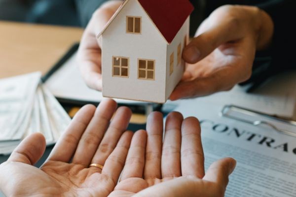 Trường hợp n&agrave;o sẽ được miễn thuế, ph&iacute; khi sang t&ecirc;n sổ đỏ theo Luật Đất đai 2024? &nbsp;