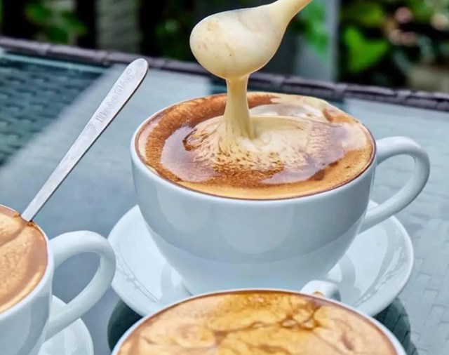 Một tách cà phê trứng ở Hà Nội là minh chứng sống động cho sự sáng tạo đầy tinh tế trong ẩm thực.