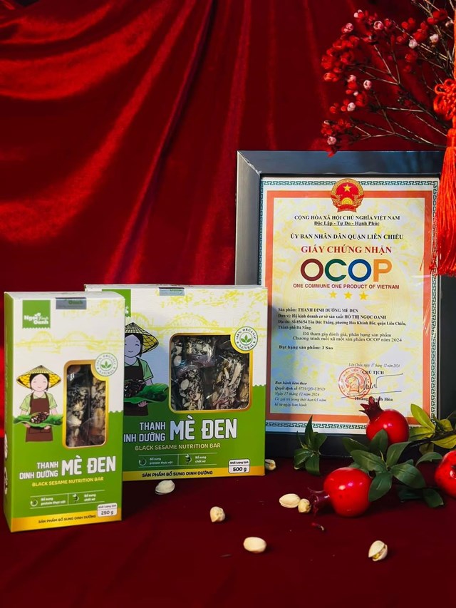 Thanh dinh dưỡng m&egrave; đen của Ngọc Oanh Foods được c&ocirc;ng nhận l&agrave; sản phẩm OCOP Đ&agrave; Nẵng 3 sao v&agrave;o th&aacute;ng 12 năm 2024