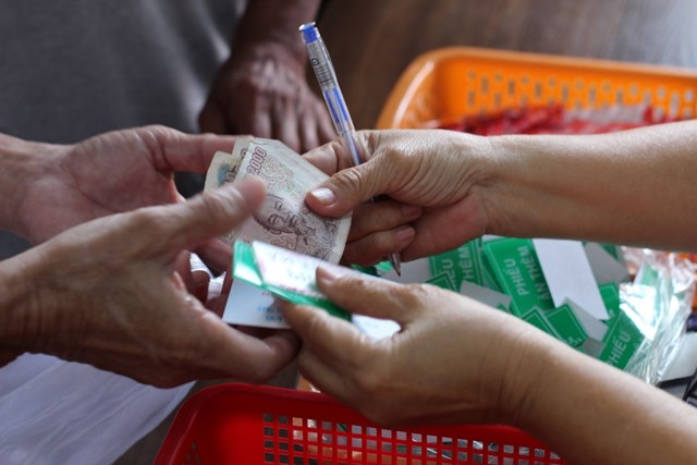 Thực kh&aacute;ch thanh to&aacute;n v&agrave; nhận phiếu ăn tại b&agrave;n lễ t&acirc;n của qu&aacute;n.