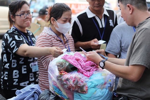 Qu&aacute;n bố tr&iacute; khu vực b&aacute;n quần &aacute;o đồng gi&aacute; phục vụ người d&acirc;n.