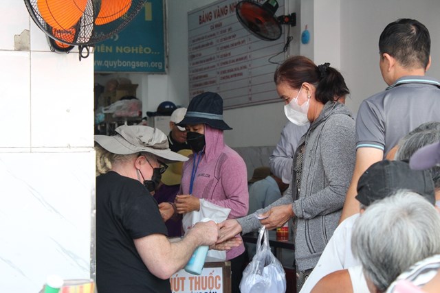 Kh&acirc;u s&aacute;t khuẩn tay được duy tr&igrave; trước khi thực kh&aacute;ch v&agrave;o qu&aacute;n.