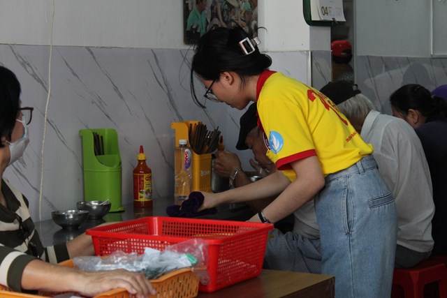 T&igrave;nh nguyện vi&ecirc;n g&oacute;p sức trong c&ocirc;ng t&aacute;c phục vụ tại qu&aacute;n.