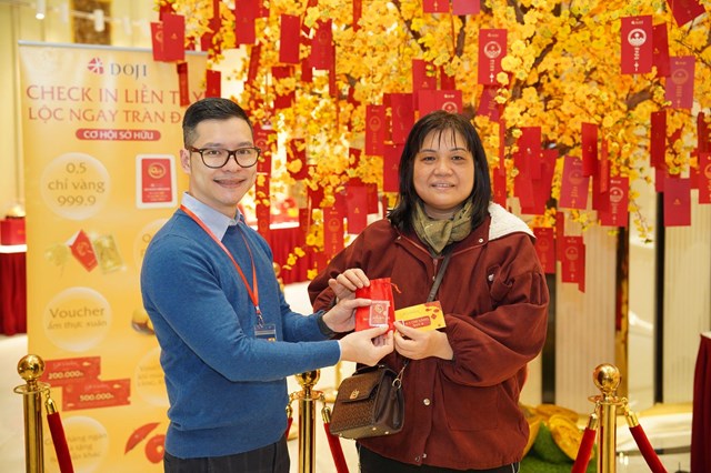 Kh&aacute;ch h&agrave;ng may mắn tr&uacute;ng giải v&agrave;ng 999.9 tại DOJI Tower H&agrave; Nội. &nbsp;