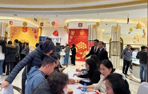 C&aacute;c khu vực giao dịch được ph&acirc;n t&aacute;ch để đảm bảo kh&aacute;ch h&agrave;ng mua sắm thuận lợi. &nbsp;