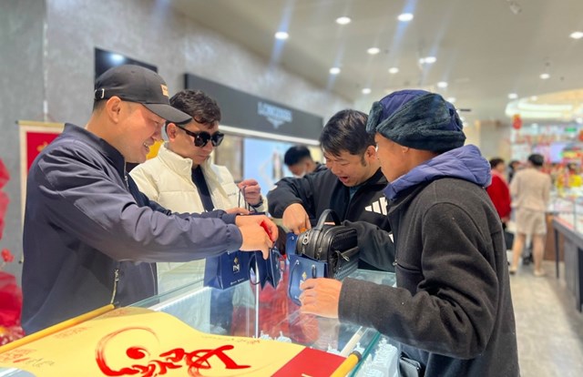 Trang sức v&agrave;ng vừa mang lại may mắn lại c&ograve;n c&oacute; giữ gi&aacute; theo thời gian &nbsp;