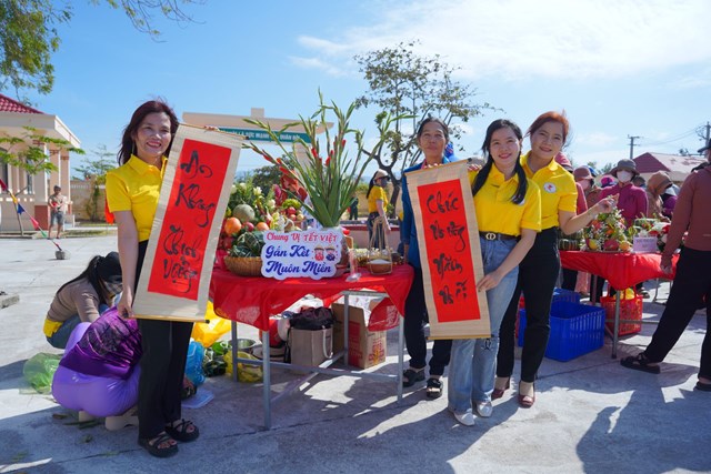 Người dân tỉnh Đắk Lắk thích thú với cuộc thi bày mâm cỗ Tết &nbsp;