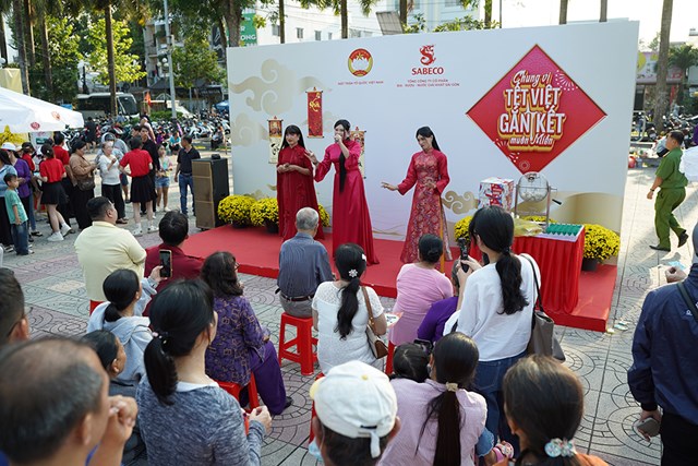 &nbsp;Người dân Vĩnh Long hào hứng tham gia hoạt động hát lô tô quen thuộc đậm nét miền Tây &nbsp;