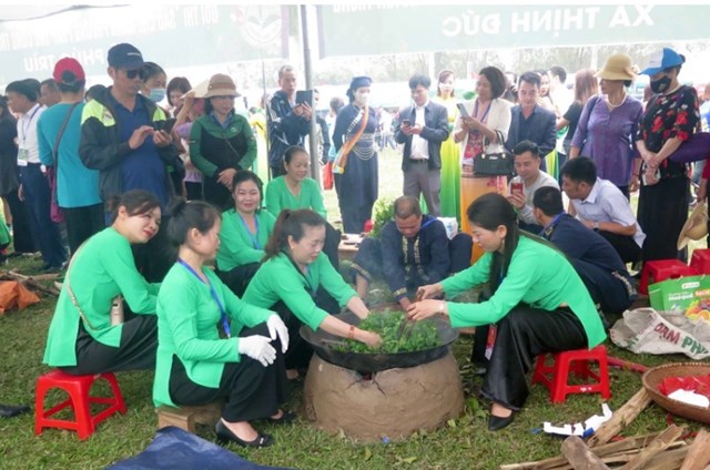 Phần thi sao chè bằng phương pháp thủ công truyền thống.