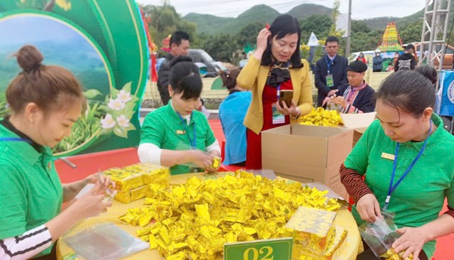Phần thi đóng gói trà nhanh.