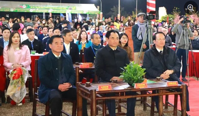 Đồng chí Bí thư Tỉnh ủy Trịnh Việt Hùng và các đại biểu dự khai mạc Lễ hội.