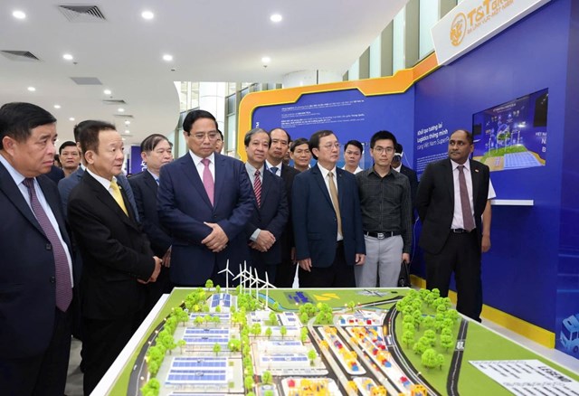 Thủ tướng Ch&iacute;nh phủ thăm quan khu vực triển l&atilde;m của Vietnam SuperPort&trade; tại Ng&agrave;y hội Đổi mới s&aacute;ng tạo Việt Nam 2024. &nbsp;