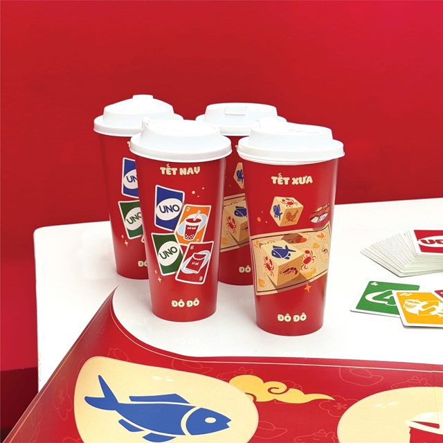 Với Tr&agrave; sữa Đ&ocirc; Đ&ocirc;, bộ ly Tết mới kh&ocirc;ng chỉ dừng lại ở vai tr&ograve; bao b&igrave; theo m&ugrave;a, n&oacute; trở th&agrave;nh một phần trong c&aacute;ch thương hiệu x&acirc;y dựng bản sắc gần gũi, vui vẻ v&agrave; mang t&iacute;nh kết nối (Ảnh: Tr&agrave; sữa Đ&ocirc; Đ&ocirc;) &nbsp;