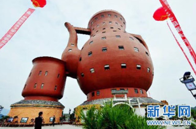 Du khách có thể đi từ chiếc ấm trà lớn qua chén trà nhỏ để tham quan. 