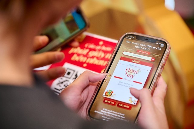 Người ti&ecirc;u d&ugrave;ng trải nghiệm hoạt động &ldquo;Lịch Tết H&ocirc;m Nay&rdquo; v&agrave; nhận được nhiều phần qu&agrave; hấp dẫn từ Nestl&eacute; Việt Nam. &nbsp;