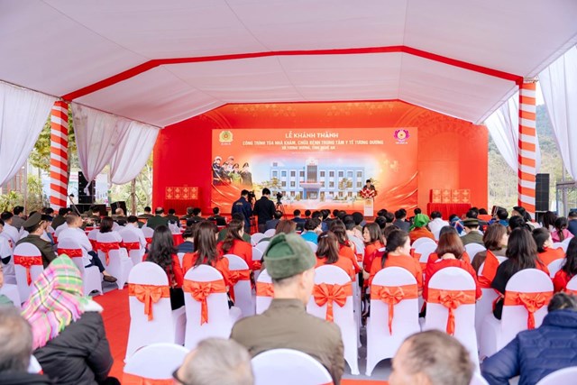 To&agrave;n cảnh lễ kh&aacute;nh th&agrave;nh t&ograve;a nh&agrave; kh&aacute;m chữa bệnh Trung t&acirc;m Y tế Tương Dương. Ảnh: &Aacute;nh Dương &nbsp;