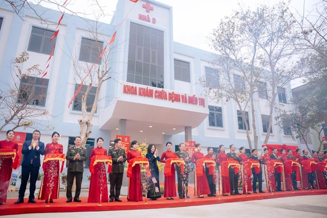 C&aacute;c đại biểu thực hiện nghi thức cắt băng kh&aacute;nh th&agrave;nh t&ograve;a nh&agrave; kh&aacute;m chữa bệnh Trung t&acirc;m Y tế Tương Dương. Ảnh: &Aacute;nh Dương &nbsp;