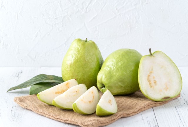 Ổi là lựa chọn lý tưởng cho những ai muốn duy trì mức đường huyết ổn định mà không cần lo lắng về vấn đề tăng cân hoặc lượng đường trong máu.