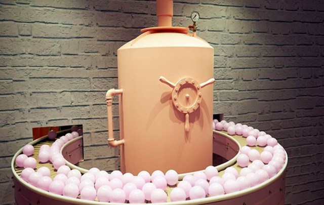 Dây chuyền sản xuất trà sữa với những máy móc được sơn màu pastel vô cùng dễ thương.