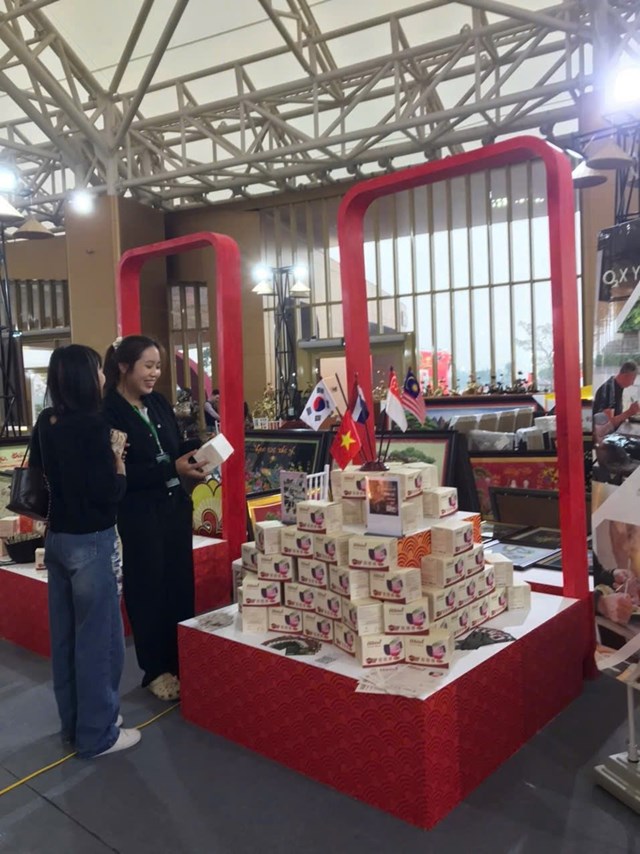 Theo đ&aacute;nh gi&aacute; của người ti&ecirc;u d&ugrave;ng, Hibiso tạo ấn tượng nhờ th&agrave;nh phần ho&agrave;n to&agrave;n tự nhi&ecirc;n, kh&ocirc;ng phụ gia tổng hợp v&agrave; dễ uống