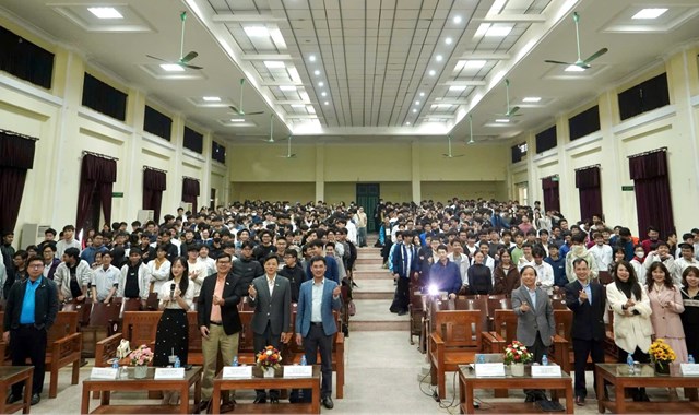 Gần 2000 học sinh của Trường THPT Chuy&ecirc;n Khoa học Tự nhi&ecirc;n đ&atilde; tham dự sự kiện ABAII School Tour 3 với chủ đề &ldquo;Blockchain &amp; AI: L&agrave;m chủ c&ocirc;ng nghệ - L&agrave;m chủ tương lai&rdquo; &nbsp;