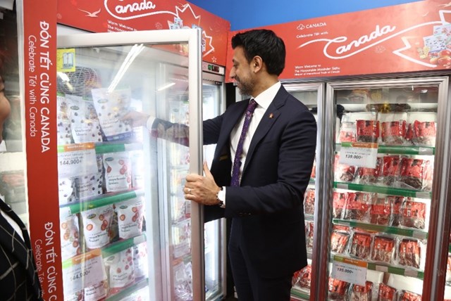 Bộ trưởng Bộ Thương mại Quốc tế Canada thăm siêu thị BRGMart Phạm Ngọc Thạch - Ảnh 5