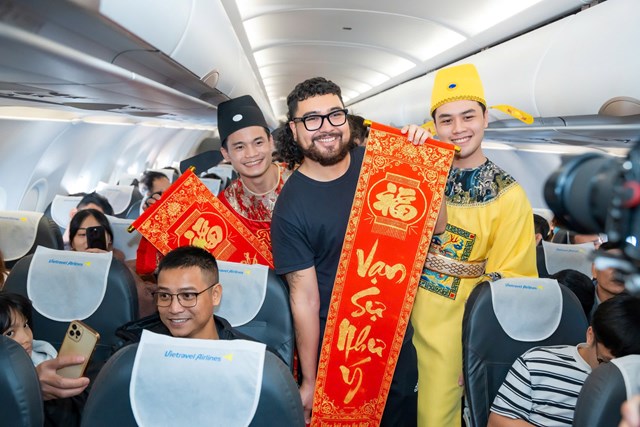 Du kh&aacute;ch quốc tế h&agrave;o hứng trước m&agrave;n tr&igrave;nh diễn ấn tượng của Vietravel Airlines. &nbsp;