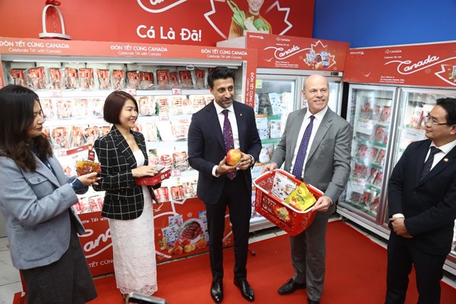 Bộ trưởng Bộ Thương mại Quốc tế Canada thăm siêu thị BRGMart Phạm Ngọc Thạch - Ảnh 6