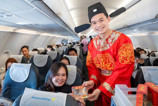 H&agrave;nh kh&aacute;ch tr&ecirc;n chuyến bay của Vietravel Airlines được trao tặng những phần qu&agrave; mang &yacute; nghĩa đầu năm. &nbsp;