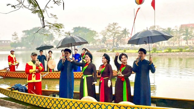 Ngo&agrave;i phần lễ long trọng, trong lễ hội c&ograve;n c&oacute; rất nhiều hoạt động &yacute; nghĩa như triển l&atilde;m tranh, triển l&atilde;m đặc sản v&ugrave;ng miền, h&aacute;t quan họ, m&uacute;a rối nước v&agrave; c&aacute;c tr&ograve; chơi d&acirc;n gian&hellip; v&agrave; một số hoạt động kh&aacute;c nhằm thu h&uacute;t du kh&aacute;ch trong v&agrave; ngo&agrave;i tỉnh.