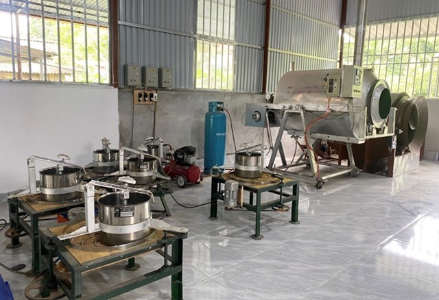 Với việc đầu tư hệ thống máy móc hiện đại gồm 4 máy sao chè, 6 máy vò, cao điểm nhất mỗi ngày HTX chế biến được hơn 2 tạ chè khô.