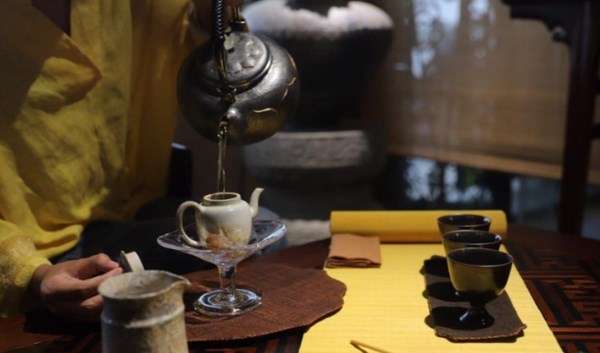 Một ch&eacute;n tr&agrave; ngon kh&ocirc;ng phải kết quả của ngẫu nhi&ecirc;n. N&oacute; l&agrave; tổng h&ograve;a của nguồn nước tinh khiết, b&uacute;p tr&agrave; đạt chuẩn, kỹ thuật pha chuẩn x&aacute;c v&agrave; t&acirc;m thế người thưởng thức. Ảnh minh họa