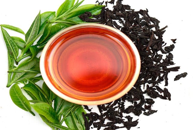 Caffeine trong tr&agrave; hoạt động bằng c&aacute;ch ức chế adenosine, chất dẫn truyền thần kinh g&acirc;y cảm gi&aacute;c buồn ngủ.