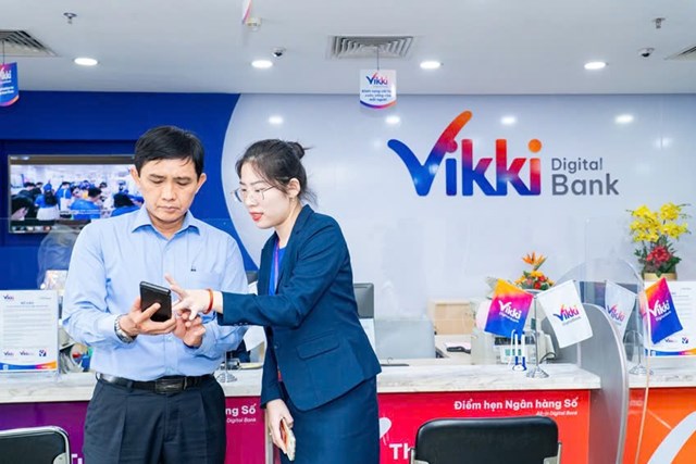 Tư vấn vi&ecirc;n hỗ trợ kh&aacute;ch h&agrave;ng giao dịch t&agrave;i ch&iacute;nh tr&ecirc;n ứng dụng Ng&acirc;n h&agrave;ng Số Vikki, c&aacute;c dịch vụ tr&ecirc;n ứng dụng mang lại trải nghiệm hiện đại v&agrave; bảo mật. &nbsp;