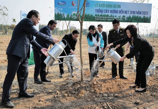 C&aacute;c đại biểu trồng c&acirc;y lưu niệm tại Khu di t&iacute;ch quốc gia đặc biệt Đền Hai B&agrave; Trưng, biểu tượng của tinh thần đo&agrave;n kết, hợp t&aacute;c trong h&agrave;nh tr&igrave;nh x&acirc;y dựng tổ quốc tươi đẹp hơn, xanh hơn