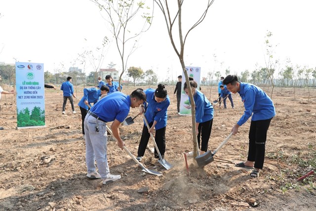 C&aacute;c đo&agrave;n vi&ecirc;n thanh ni&ecirc;n cũng hăng h&aacute;i tham gia trồng c&acirc;y để g&oacute;p phần bảo vệ m&ocirc;i trường, n&acirc;ng cao m&ocirc;i trường sống tại huyện M&ecirc; Linh &ndash; &ldquo;cột mốc xanh&rdquo; đầu ti&ecirc;n của dự &aacute;n