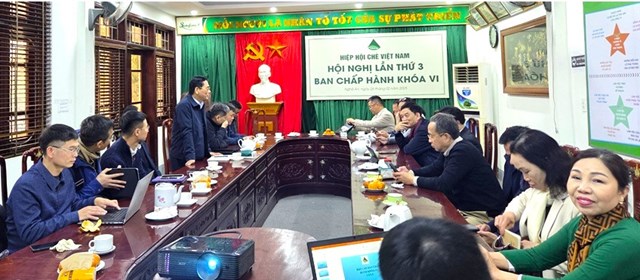 Đến dự hội nghị&nbsp;c&oacute; &ocirc;ng Ho&agrave;ng Vĩnh Long - Chủ tịch Hiệp hội Ch&egrave; Việt Nam c&ugrave;ng c&aacute;c Ủy vi&ecirc;n Ban Thường vụ, Ủy vi&ecirc;n Ban Chấp h&agrave;nh Hiệp hội Ch&egrave; Việt Nam kh&oacute;a VI.&nbsp;