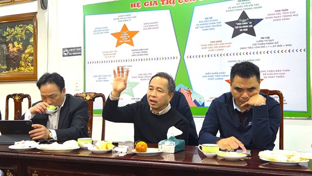 &Ocirc;ng Đo&agrave;n Anh Tu&acirc;n - Ủy vi&ecirc;n Ban Thường vụ Hiệp hội Ch&egrave; Việt Nam,Chủ tịch HĐQT C&ocirc;ng ty TNHH Thế Hệ Mới (ở giữa - PV) ph&aacute;t biểu tại Hội nghị