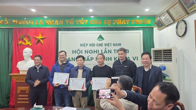 Tại hội nghị, những thương hiệu ti&ecirc;u biểu với những đ&oacute;ng g&oacute;p nổi bật cho sự ph&aacute;t triển của ng&agrave;nh ch&egrave; đ&atilde; được vinh danh, ghi nhận những nỗ lực kh&ocirc;ng ngừng trong việc n&acirc;ng tầm gi&aacute; trị ch&egrave; Việt Nam.