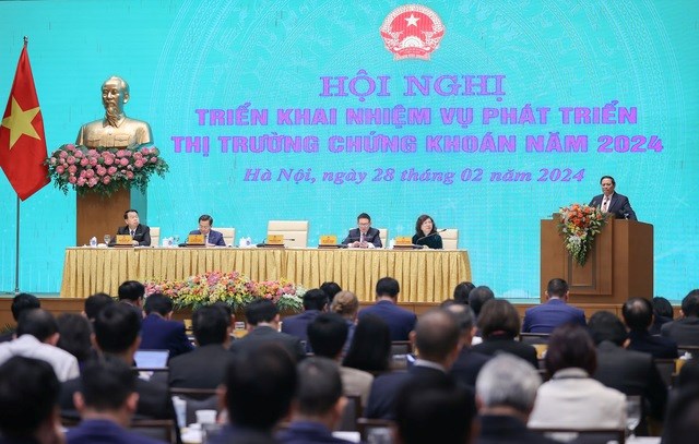 Thủ tướng b&agrave;y tỏ mong muốn thị trường tăng dần đều, ổn định, bền vững, thay v&igrave; tăng giảm đột ngột