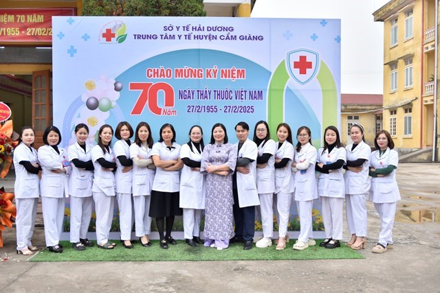 L&#227;nh đạo tỉnh Hải Dương thăm v&#224; ch&#250;c mừng Trung t&#226;m Y tế huyện Cẩm Gi&#224;ng nh&#226;n ng&#224;y Thầy thuốc Việt Nam - Ảnh 1