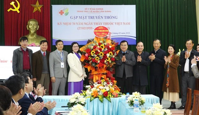 L&atilde;nh đạo tỉnh Hải Dương chụp ảnh lưu niệm c&ugrave;ng đội ngũ y, b&aacute;c sĩ tại Trung t&acirc;m Y tế huyện nh&acirc;n dịp kỷ niệm Ng&agrave;y Thầy thuốc Việt Nam