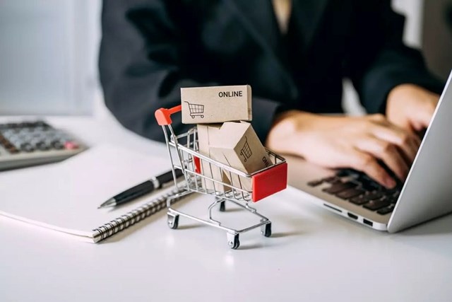 Dự kiến doanh thu từ c&#225;c s&#224;n thương mại trực tuyến Việt Nam tăng trưởng mạnh trong năm 2024 - Ảnh 1