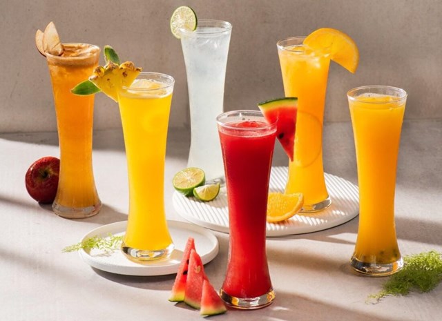 Nước ép và sinh tố là lựa chọn cho những ai yêu thích thức uống chua ngọt tự nhiên.