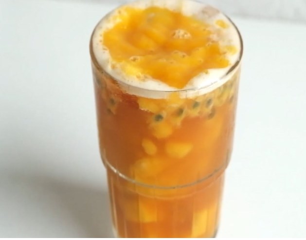 Thành Phẩm: Hồng trà xoài chanh leo mang mùi thơm đặc trưng của hồng trà. Khi uống, vị ngọt thanh của xoài và vị chua dịu của chanh leo hoà quyện hoàn hảo.